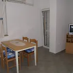 아파트 In With Balcony, Air Conditioning, Wifi